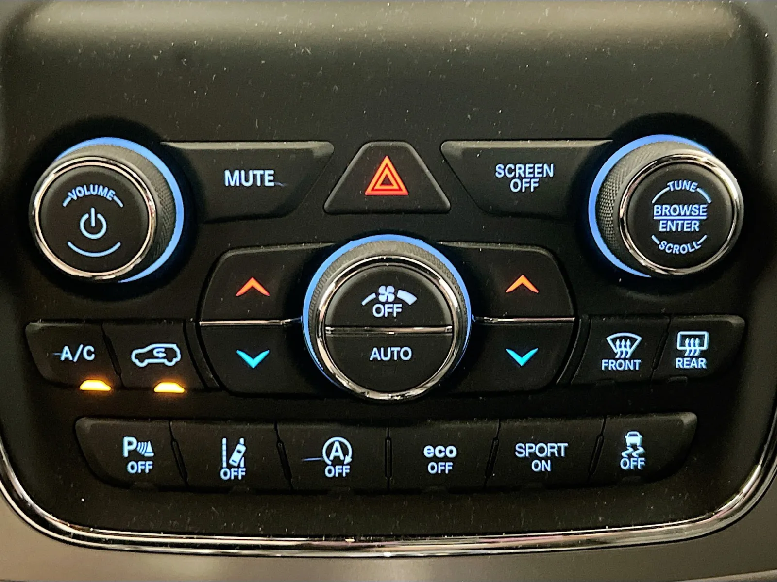 Jeep Grand Cherokee photo 11