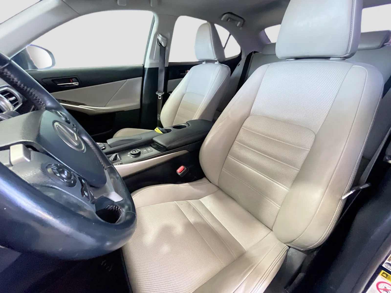 Lexus IS photo 13