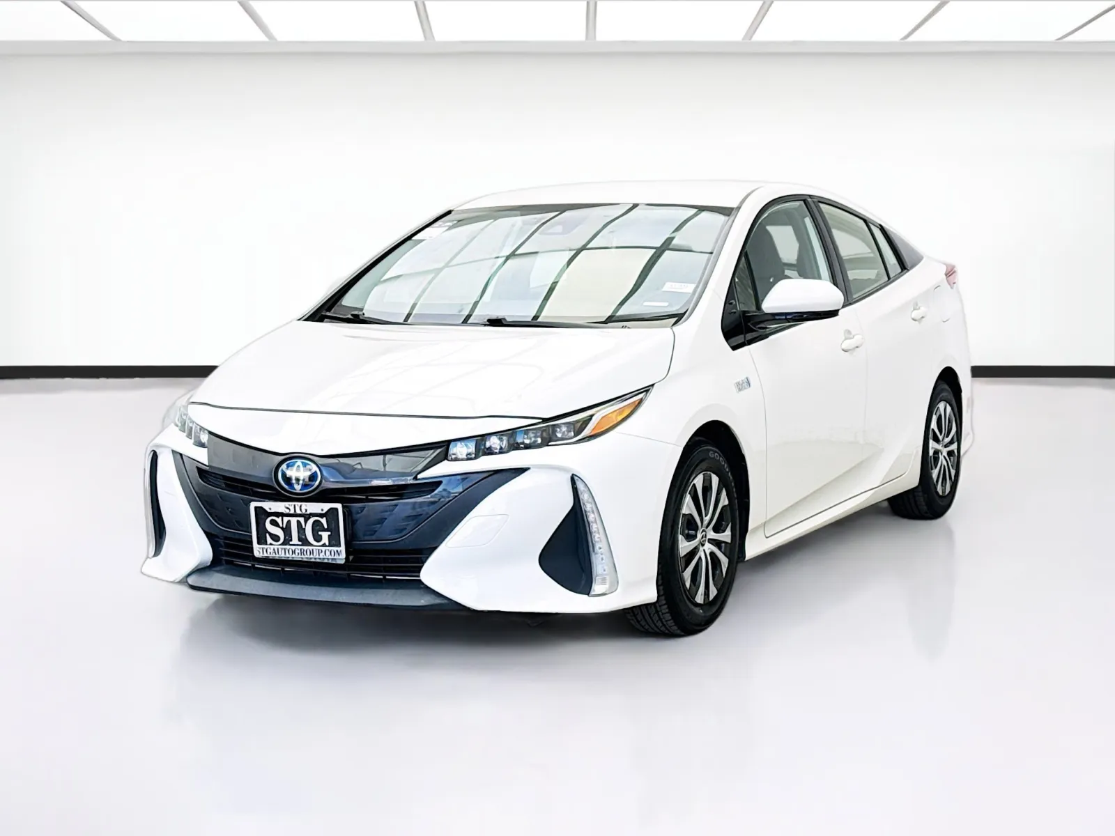 White 2020 Toyota Prius Prime LE for sale in Fontana, CA
