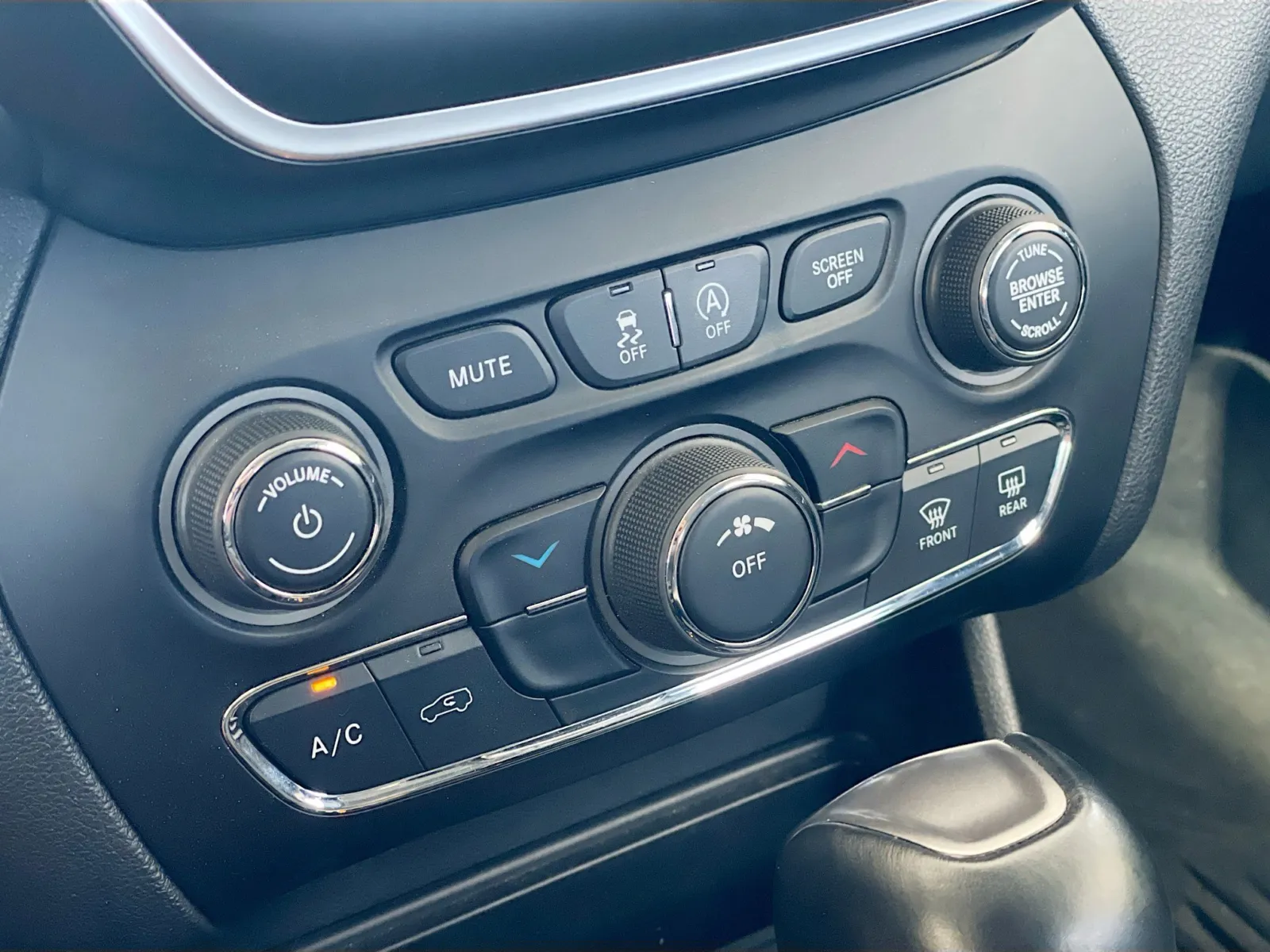 Jeep Cherokee photo 11