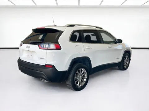 More photos of 2021 Jeep Cherokee Latitude Lux at KarGenie, CA