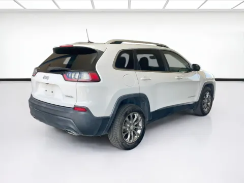 More photos of 2021 Jeep Cherokee Latitude Lux at KarGenie, CA