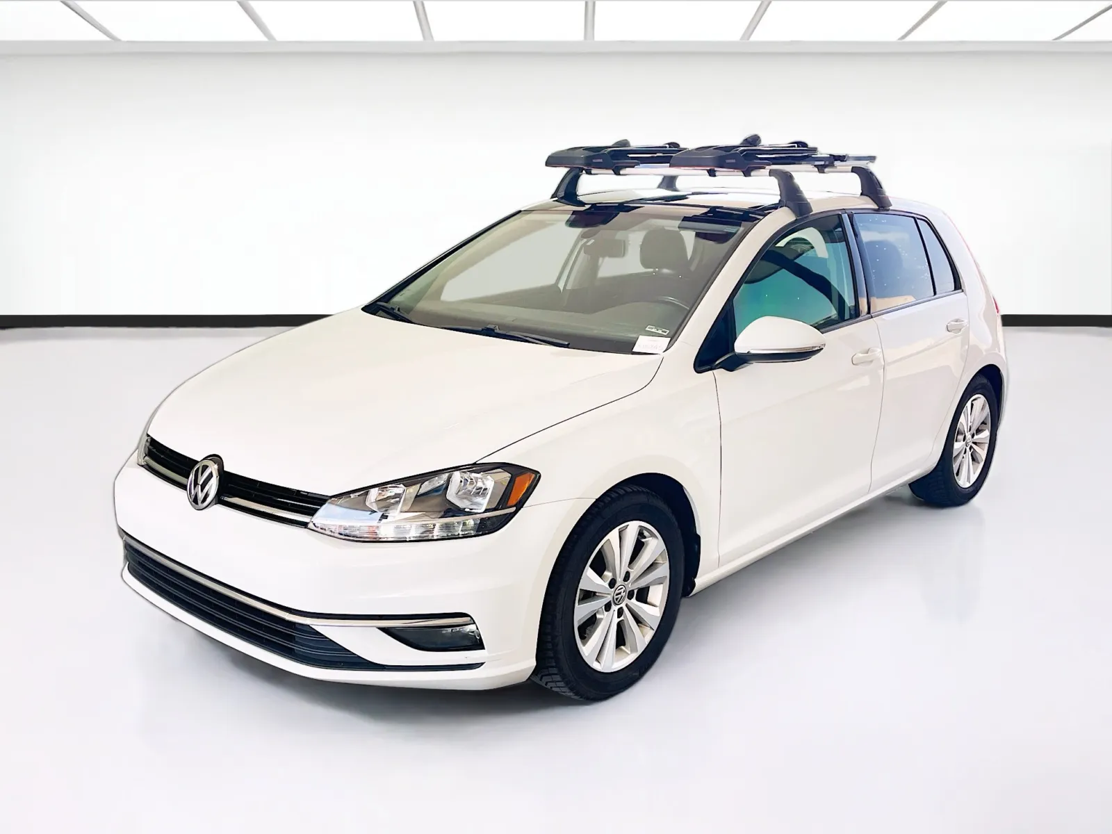 White 2018 Volkswagen Golf TSI SE 4-Door for sale in Fontana, CA