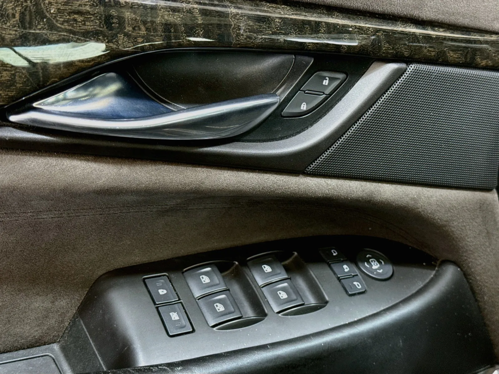 Cadillac Escalade ESV photo 9