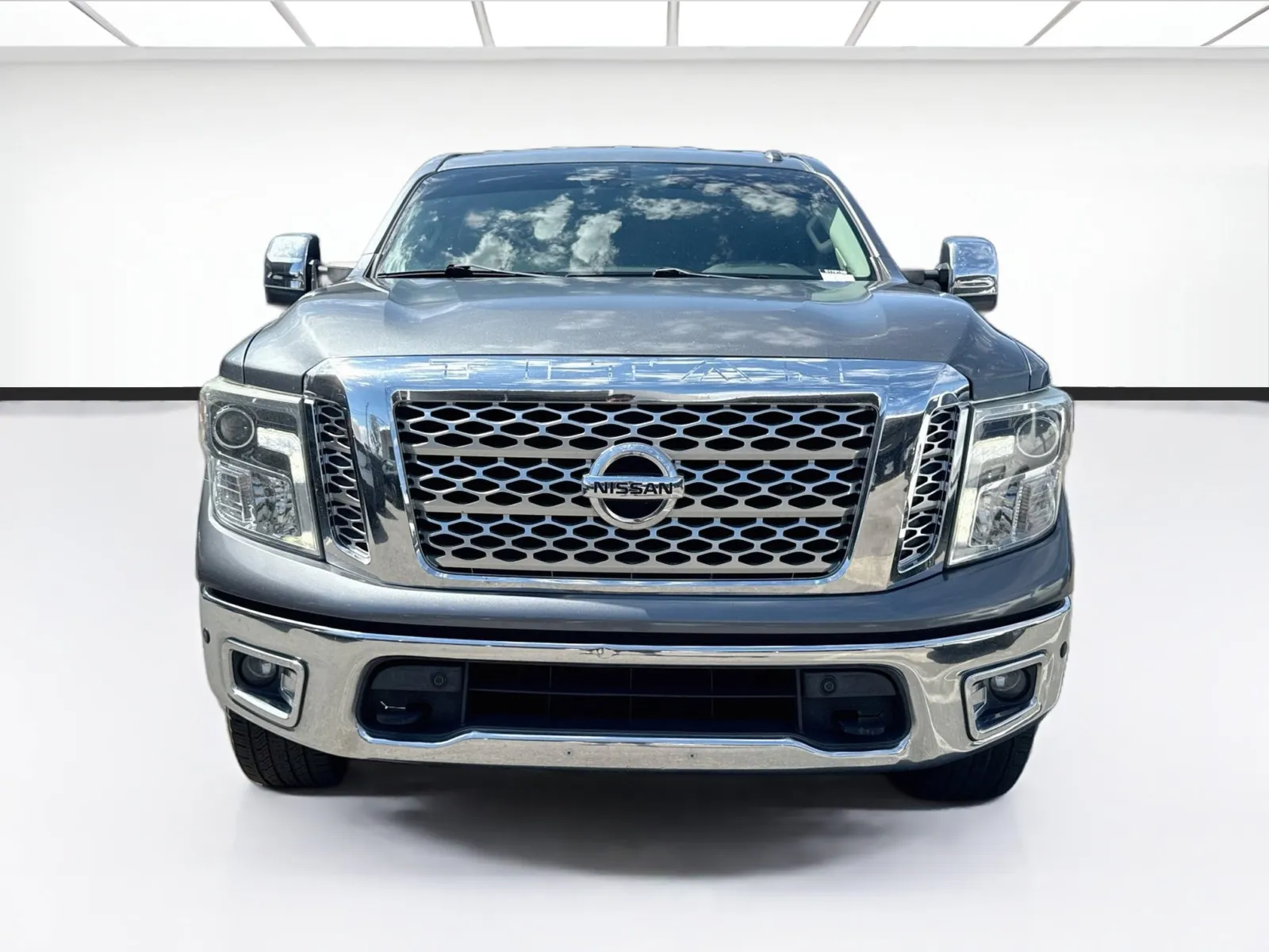 Nissan Titan photo 2