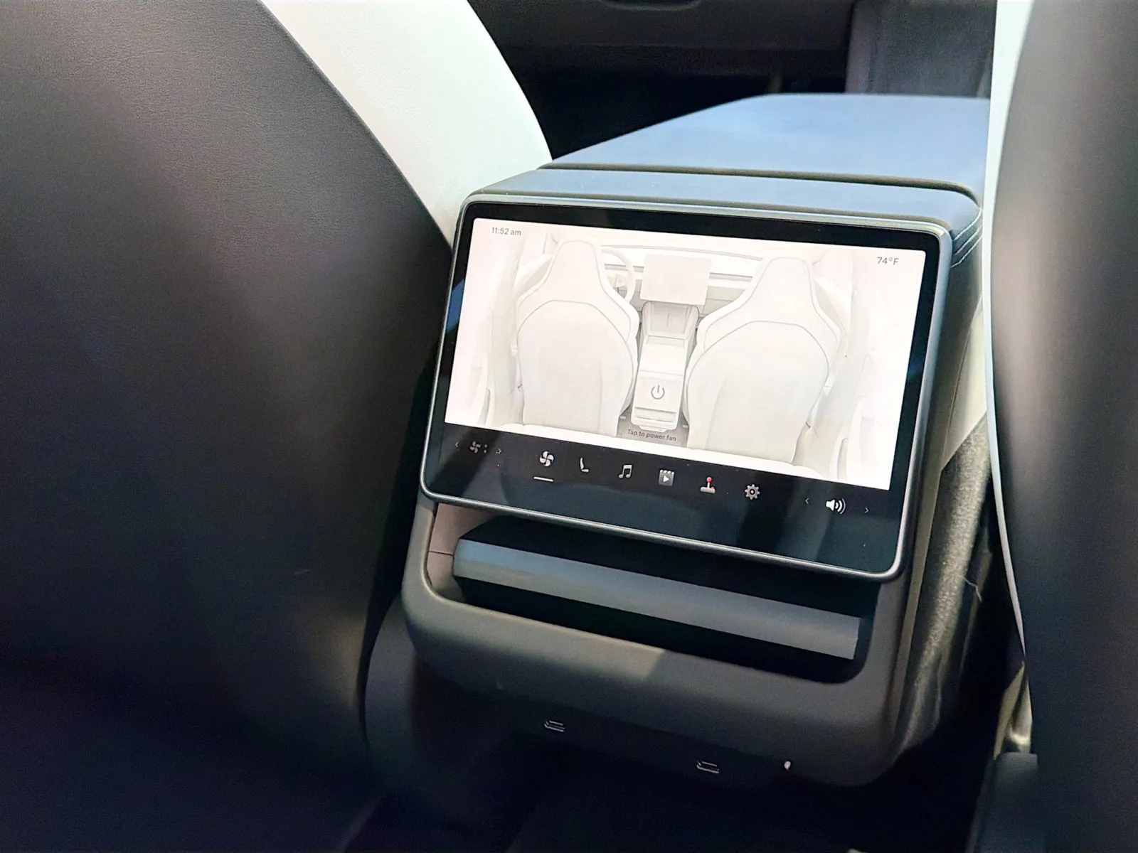 Tesla Model 3 photo 17
