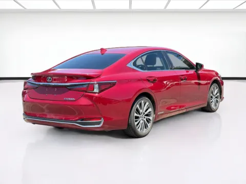 More photos of 2019 Lexus ES 300h at KarGenie, CA