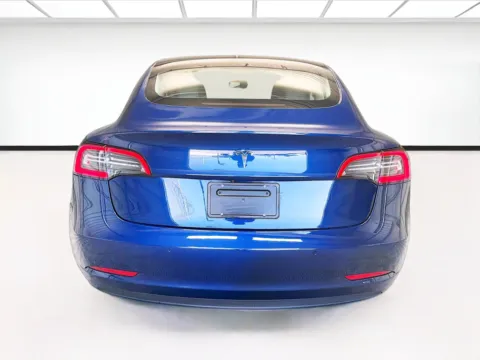 More photos of 2022 Tesla Model 3 at KarGenie, CA