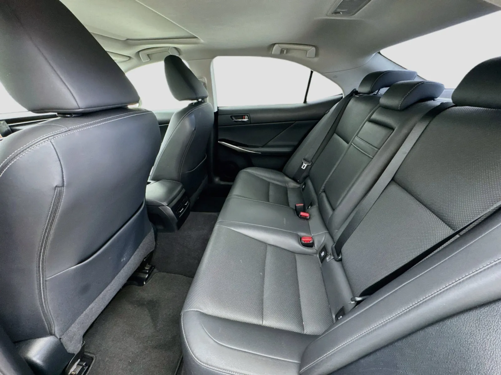 Lexus IS photo 16