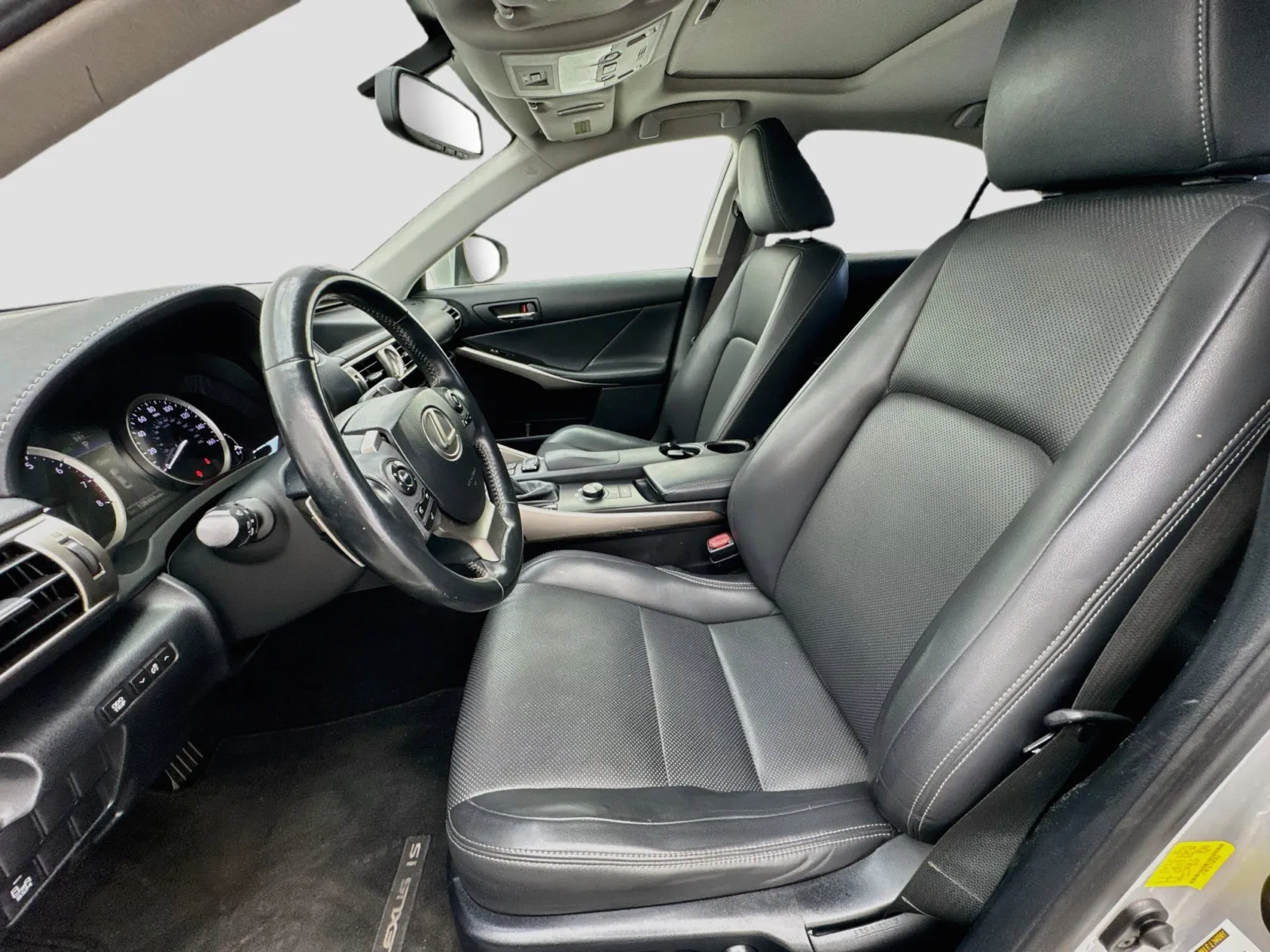 Lexus IS photo 13