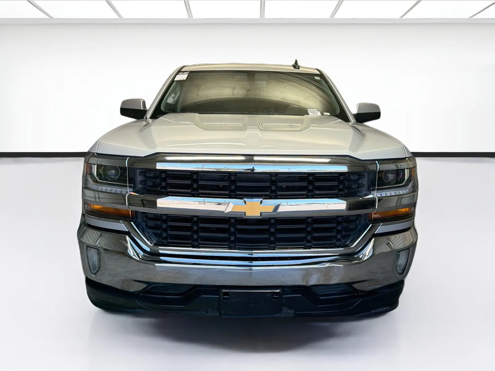 Chevrolet Silverado photo 2