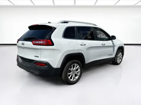 More photos of 2017 Jeep Cherokee Latitude at KarGenie, CA