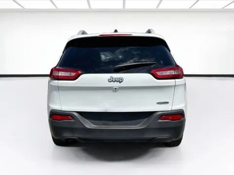More photos of 2017 Jeep Cherokee Latitude at KarGenie, CA