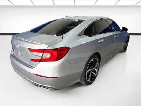 More photos of 2018 Honda Accord Sedan Sport 2.0T at KarGenie, CA