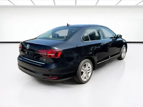 More photos of 2017 Volkswagen Jetta 1.8T SEL at KarGenie, CA