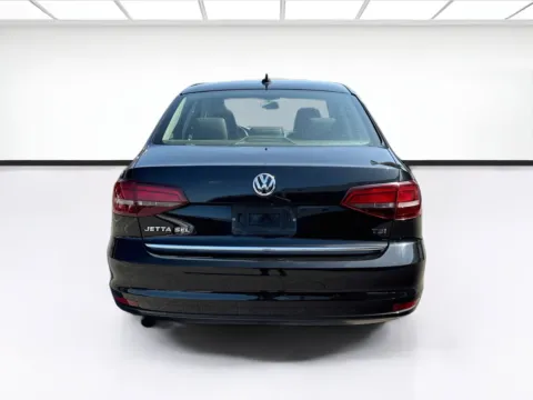 More photos of 2017 Volkswagen Jetta 1.8T SEL at KarGenie, CA
