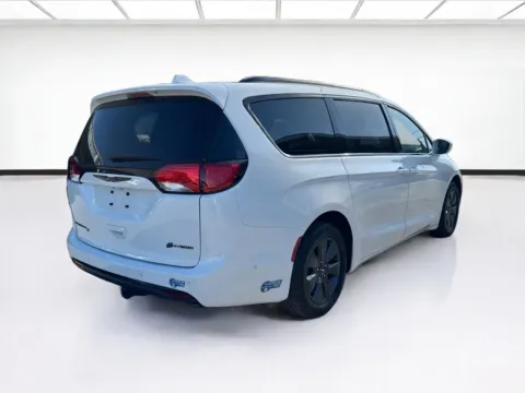 More photos of 2020 Chrysler Pacifica Hybrid Limited at KarGenie, CA