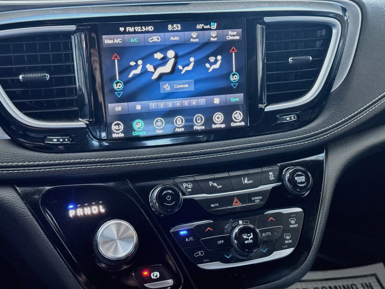Chrysler Pacifica photo 12