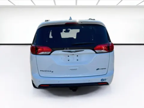 More photos of 2020 Chrysler Pacifica Limited at KarGenie, CA
