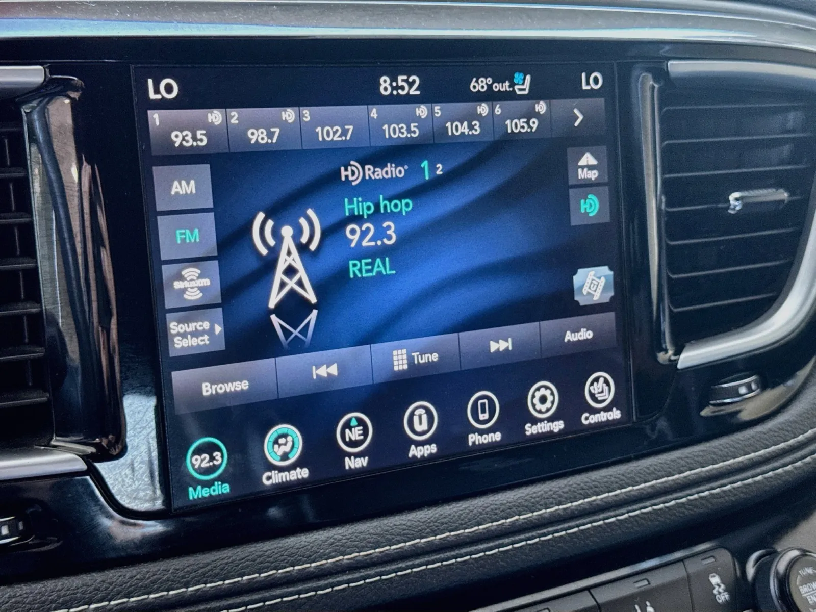 Chrysler Pacifica photo 11