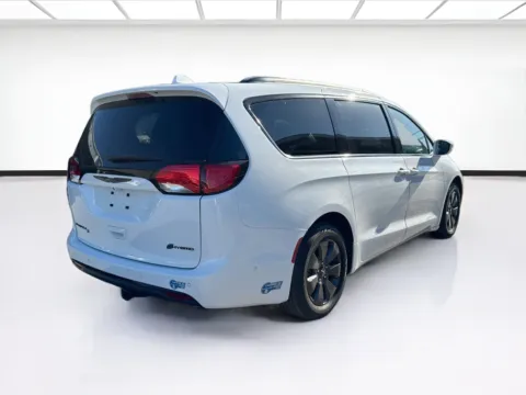 More photos of 2020 Chrysler Pacifica Limited at KarGenie, CA