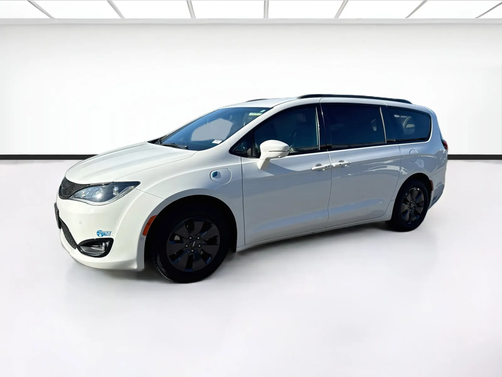 White 2020 Chrysler Pacifica Limited for sale in Fontana, CA