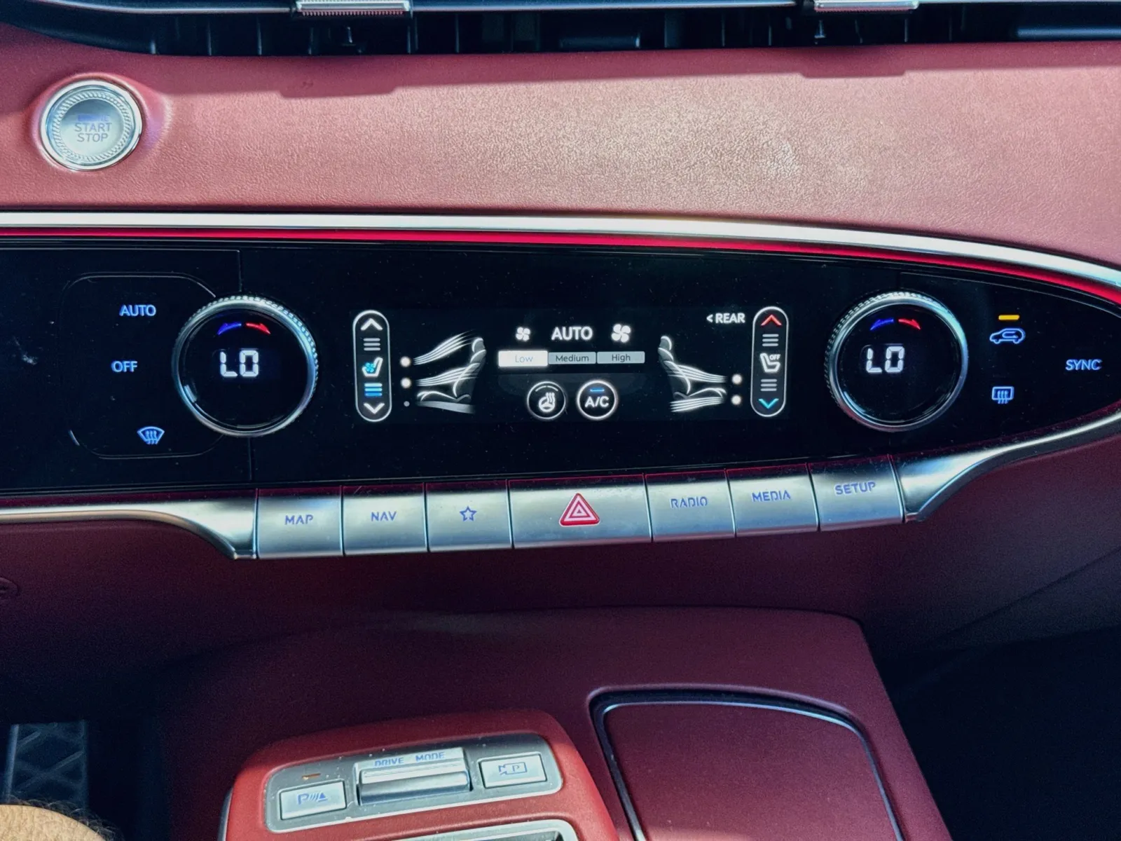 Genesis GV70 photo 12