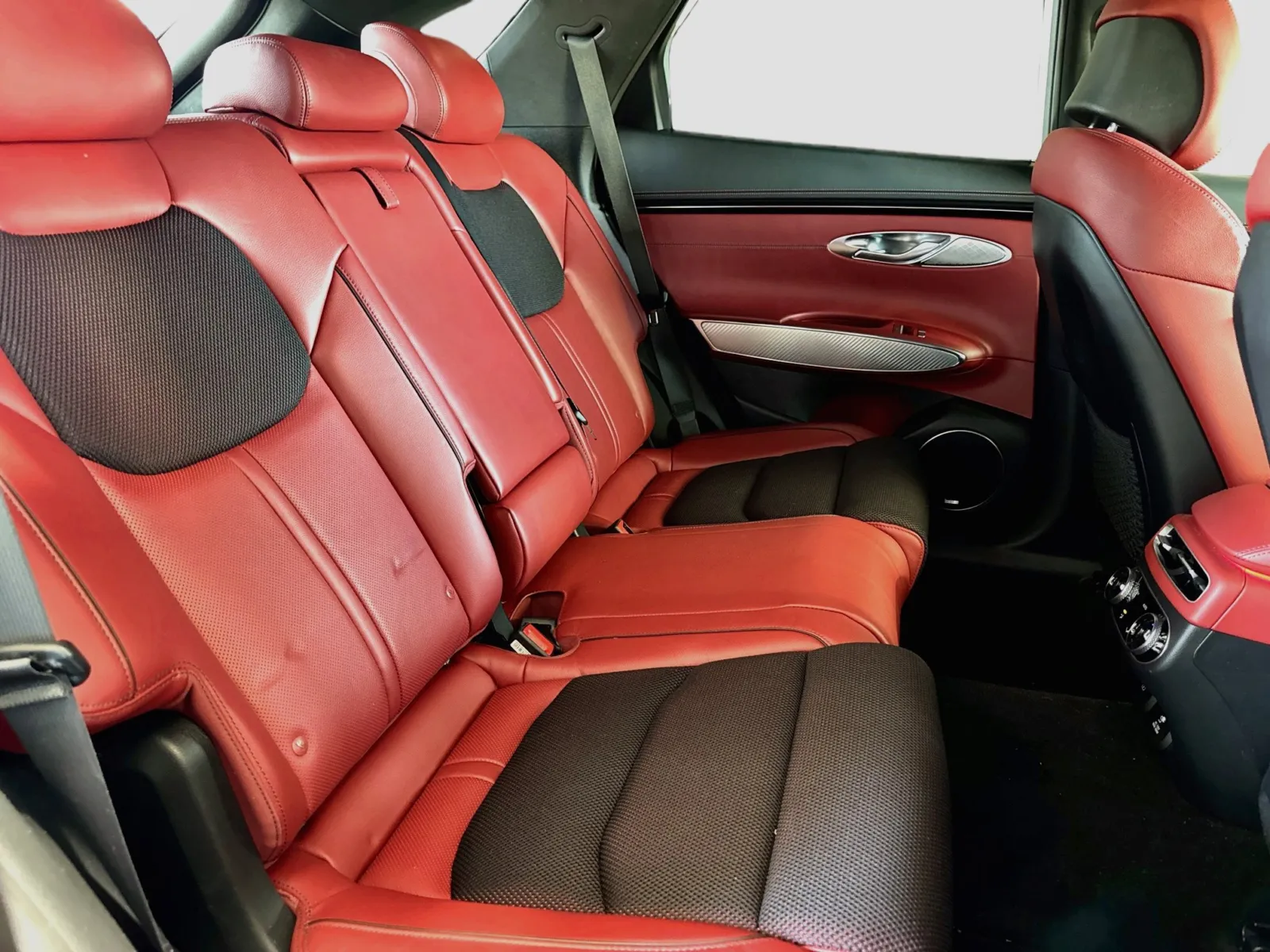 Genesis GV70 photo 20