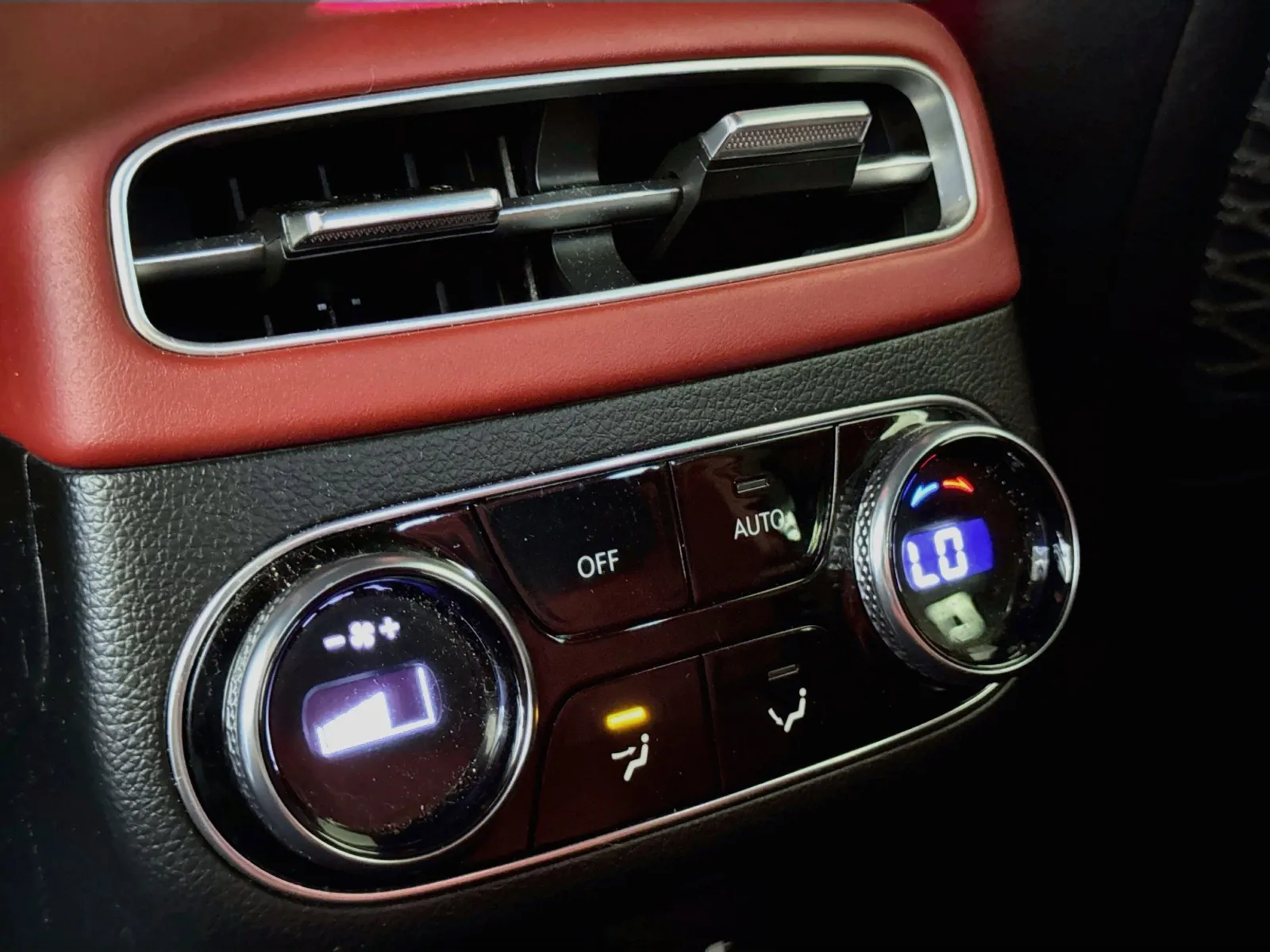 Genesis GV70 photo 18