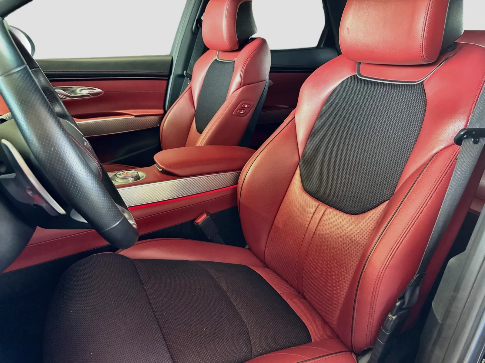 Genesis GV70 photo 14