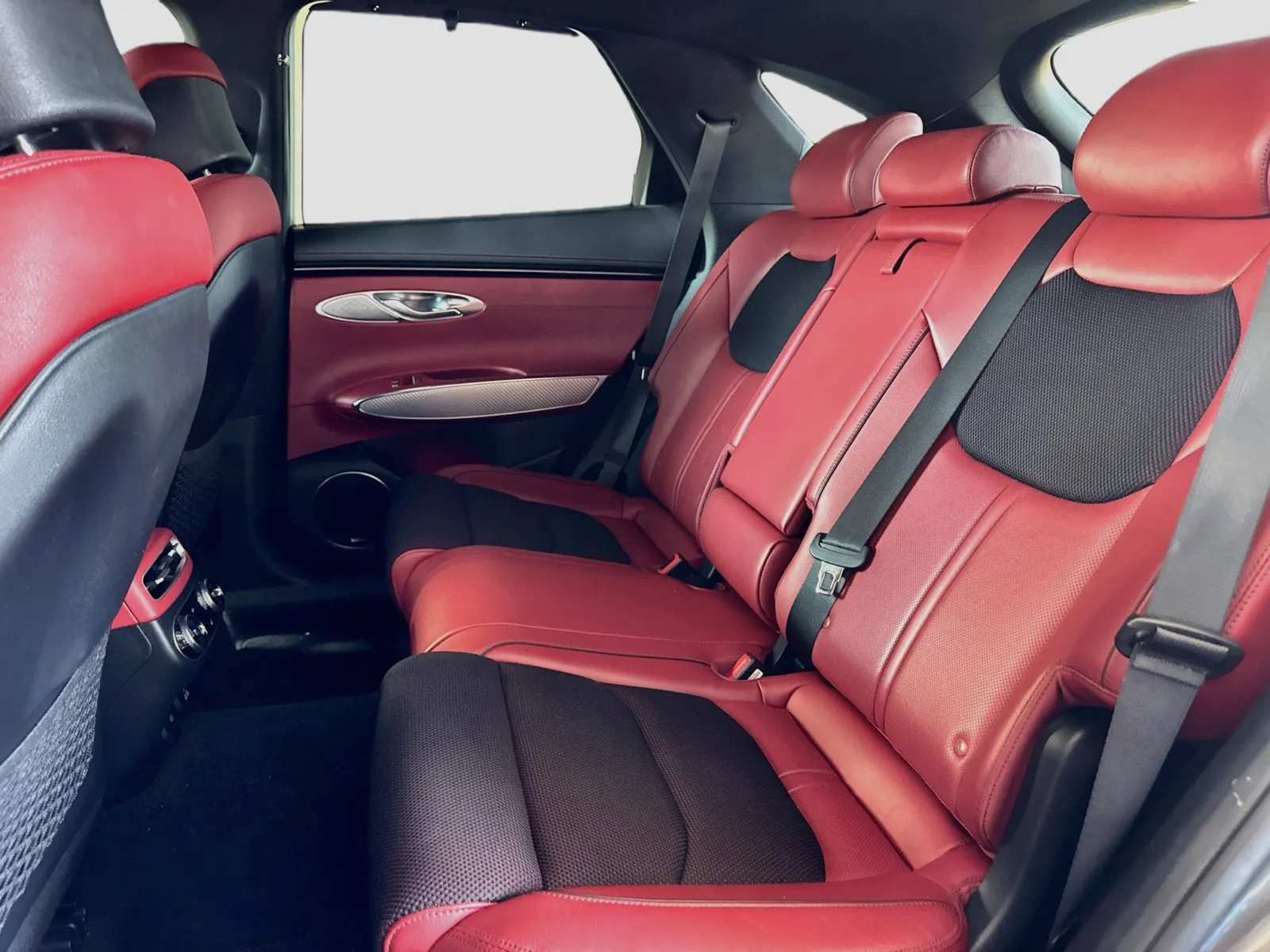 Genesis GV70 photo 17