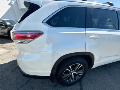 More photos of 2016 Toyota Highlander XLE V6 at KarGenie, CA