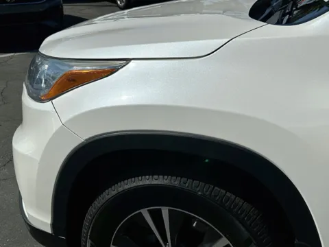 White 2016 Toyota Highlander XLE V6 for sale in Fontana, CA