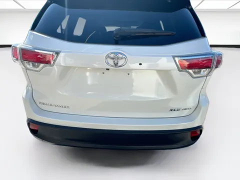 More photos of 2016 Toyota Highlander XLE V6 at KarGenie, CA
