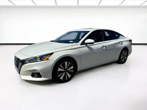 White 2019 Nissan Altima 2.5 SV for sale in Fontana, CA