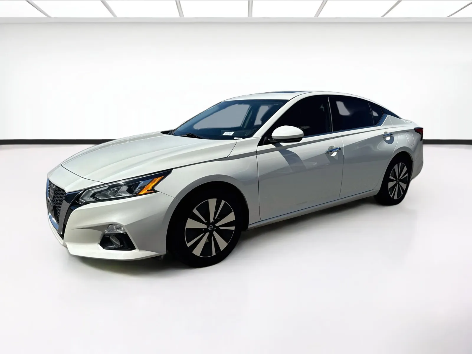 White 2019 Nissan Altima 2.5 SV for sale in Fontana, CA