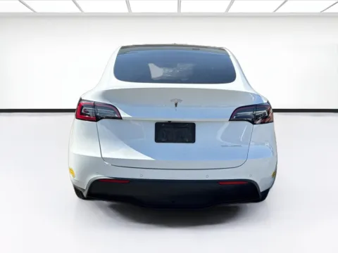 More photos of 2021 Tesla Model Y Long Range at KarGenie, CA