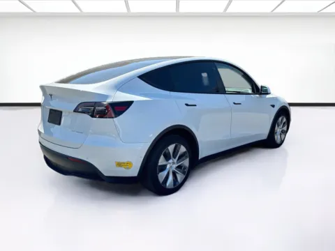 More photos of 2021 Tesla Model Y Long Range at KarGenie, CA