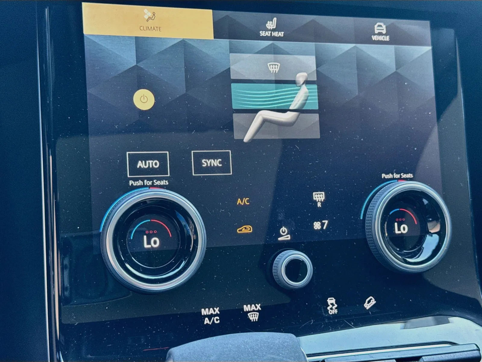 Land Rover Range Rover Velar photo 12