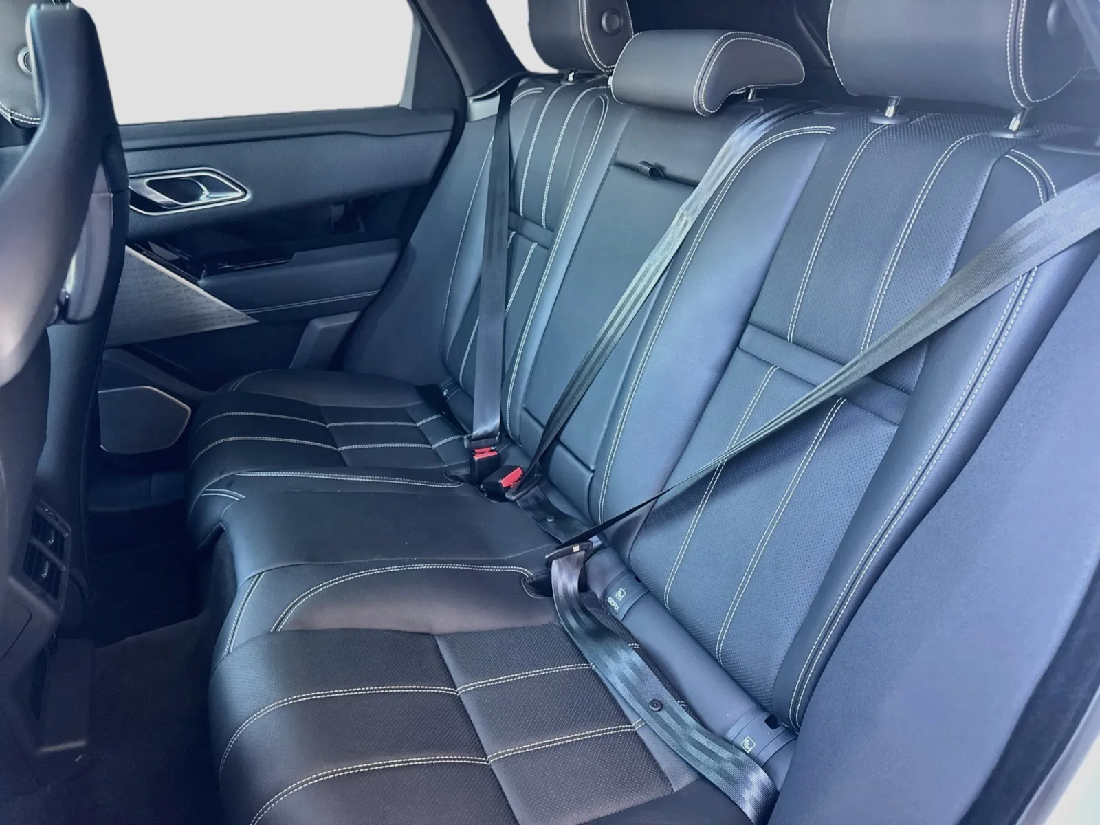 Land Rover Range Rover Velar photo 17