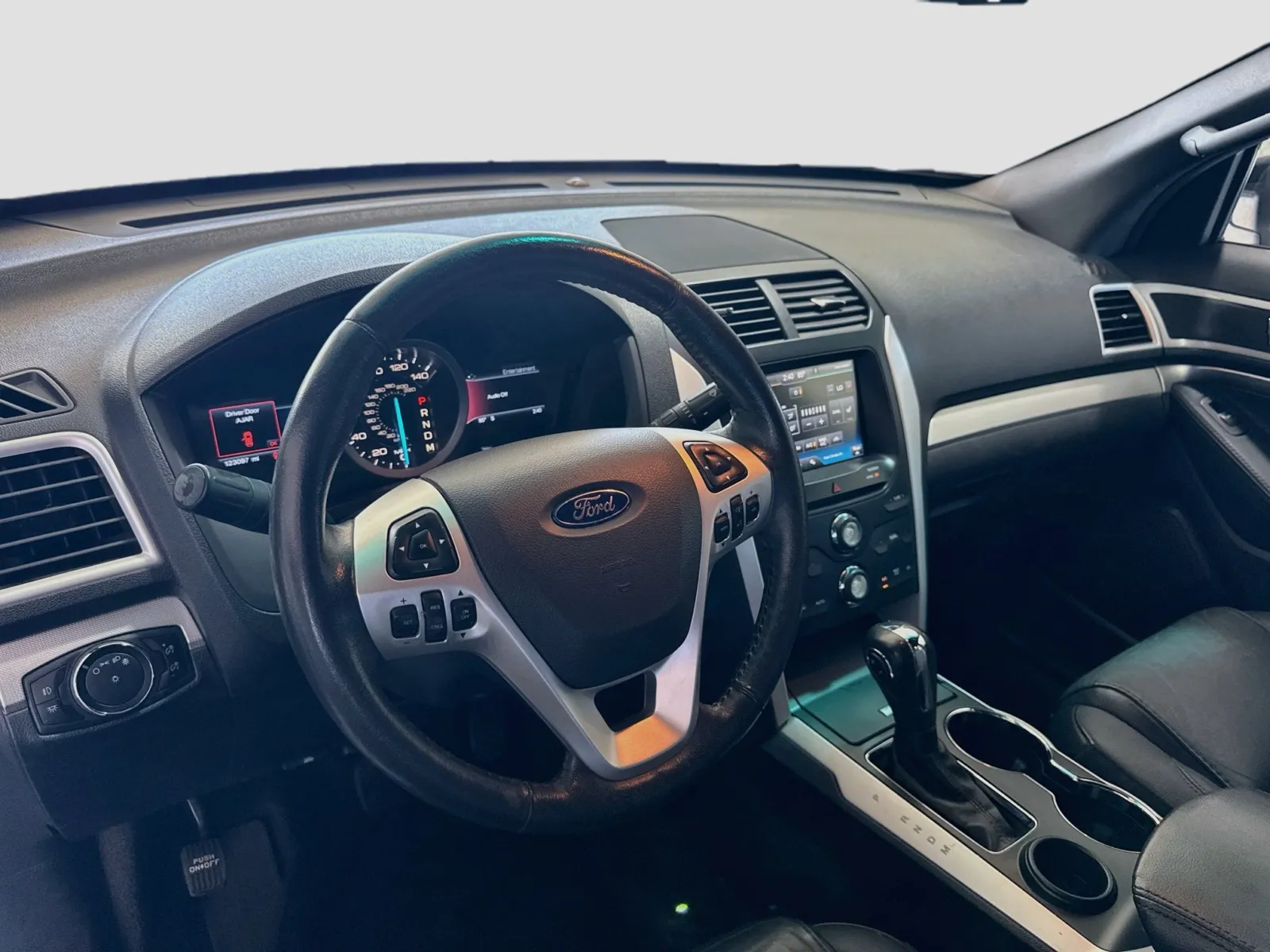 Ford Explorer photo 7