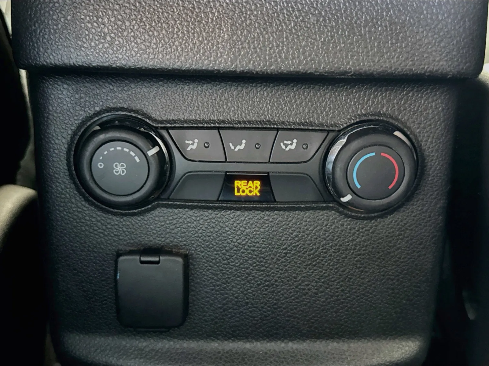 Ford Explorer photo 16