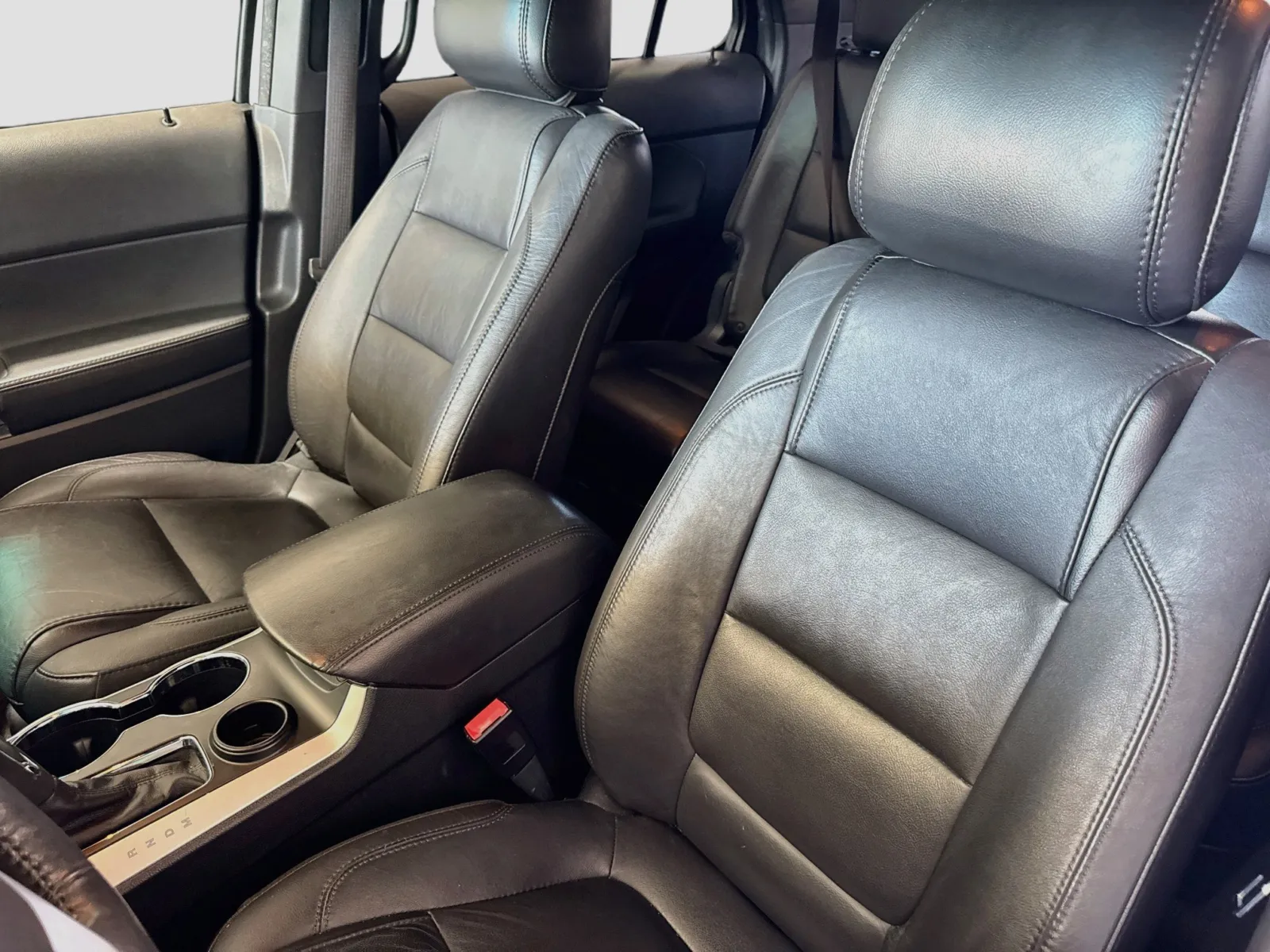 Ford Explorer photo 12