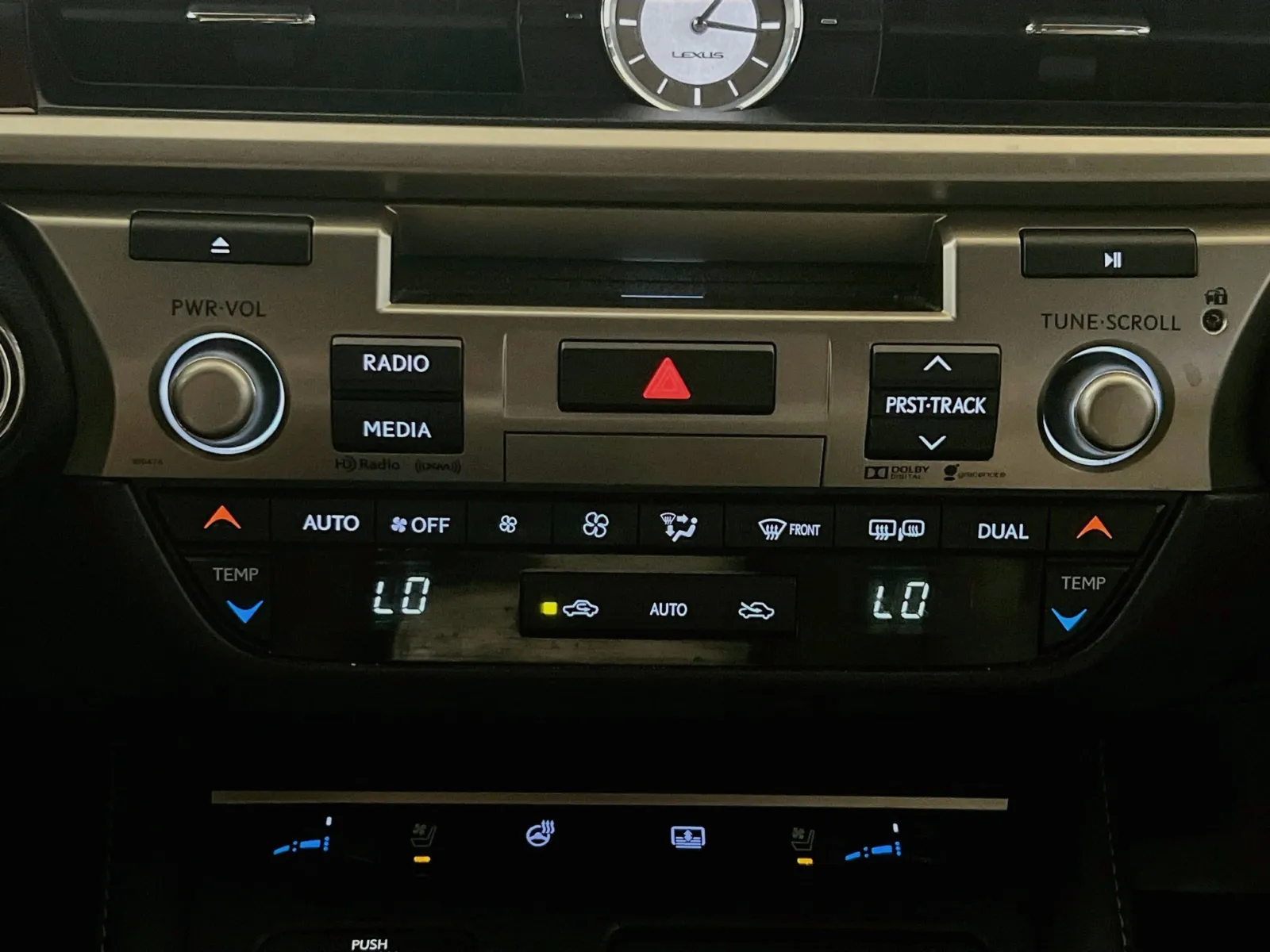 Lexus ES photo 12