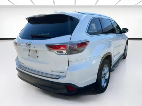More photos of 2016 Toyota Highlander Limited Platinum V6 at KarGenie, CA
