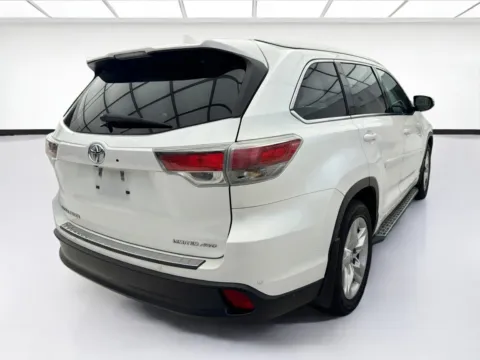 More photos of 2016 Toyota Highlander Limited Platinum at KarGenie, CA