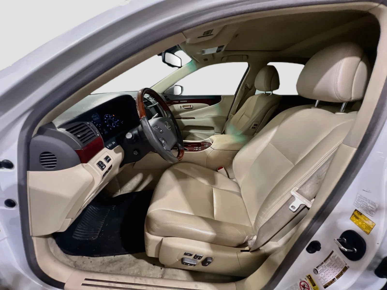 Lexus LS photo 15