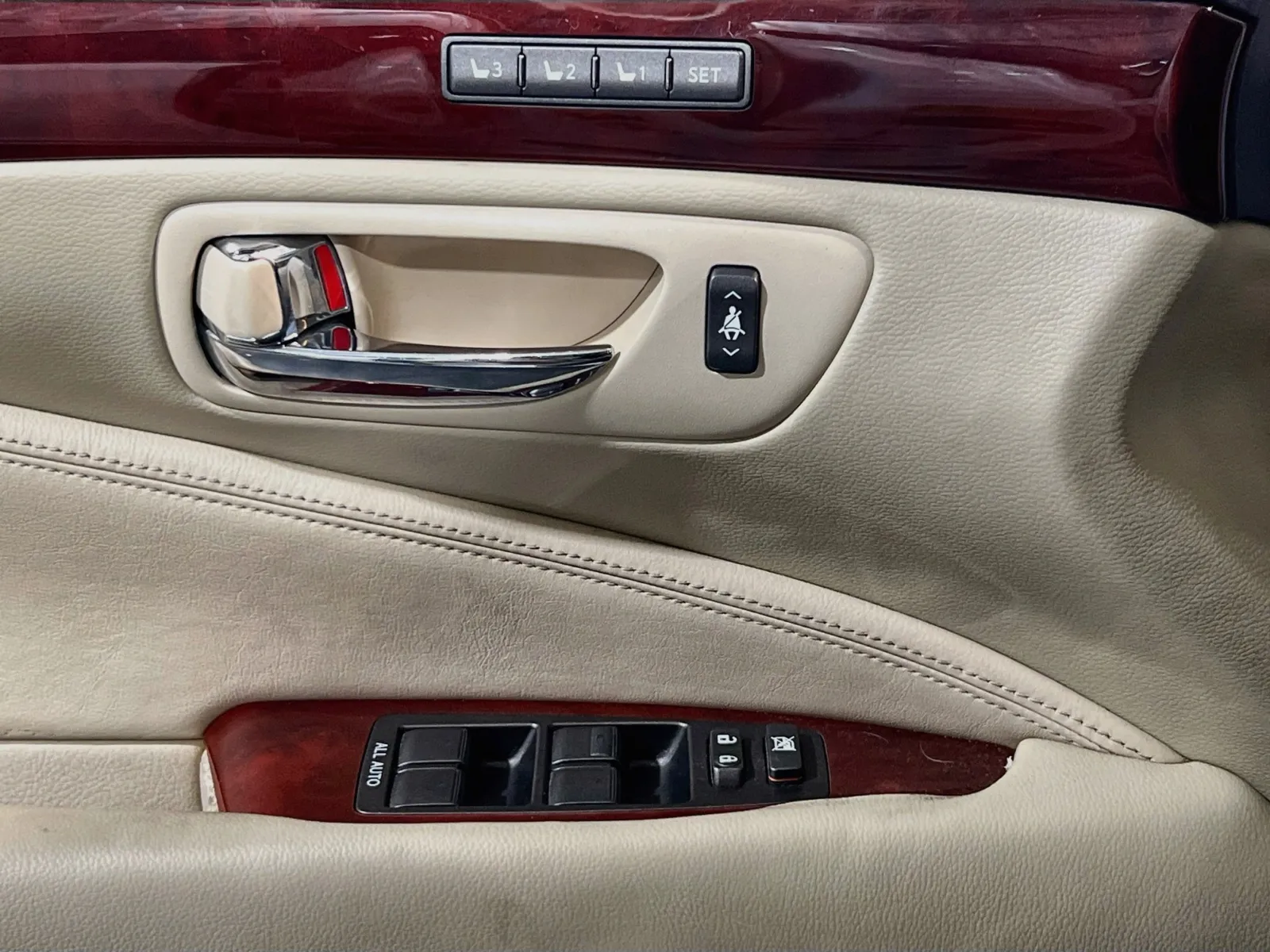 Lexus LS photo 14
