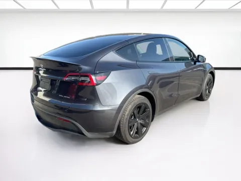 More photos of 2024 Tesla Model Y Long Range at KarGenie, CA