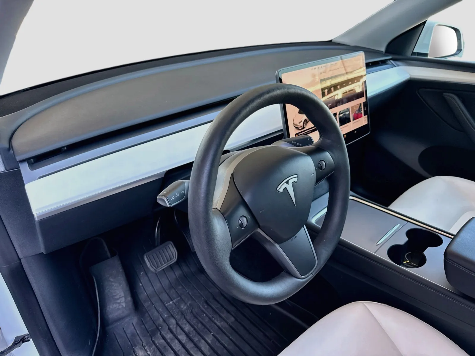 Tesla Model Y photo 7